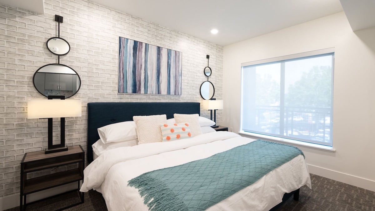 Walnut Creek Apartment | Pets Stay Free King Bed Walk to Downtown Garage Parking Elevator
