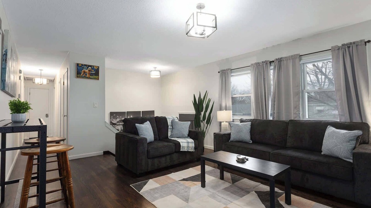 Lee's Summit House | Pets Welcome Close to DT Lees Summit, Walk to Shops|5 King Beds|Mins to Stadiums