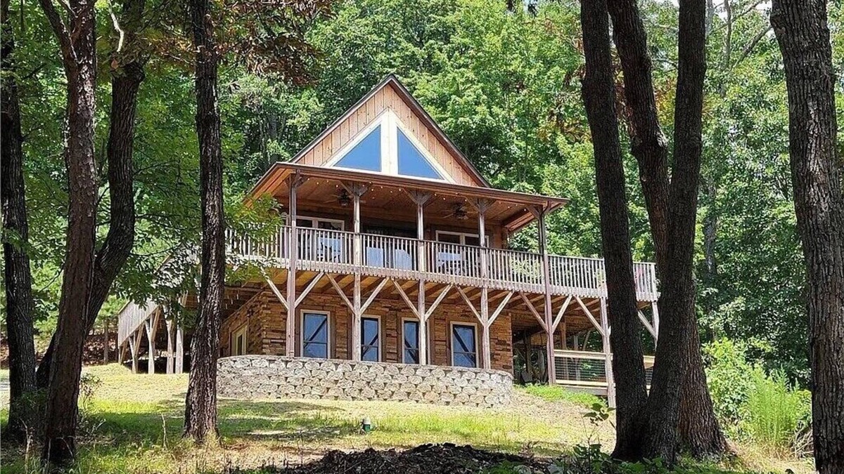 Hays Cabin | PETS WELCOME Whitetail Chalet: Your Mountain Adventure Base Near Stone Mountain!