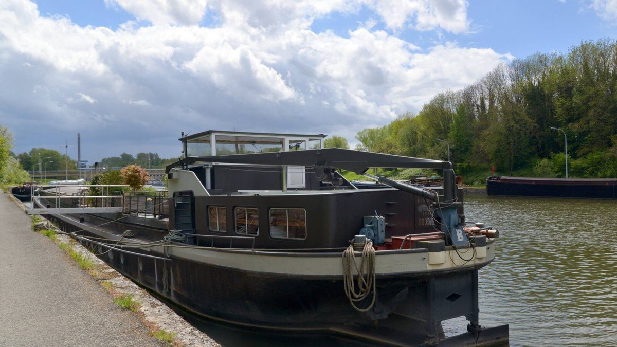 Braine-le-Comte Boat Rental | Petty lodge accommodation on the Rayclau barge