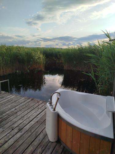 Rust House | Pfahlbau Sunset I Toplage Elektroboot inklusive