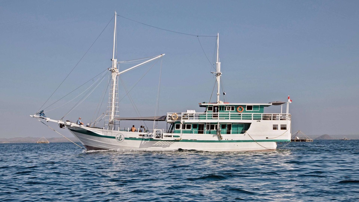 Labuan Bajo Boat Rental | Phinisi Fortune Komodo Journey 5 Pax
