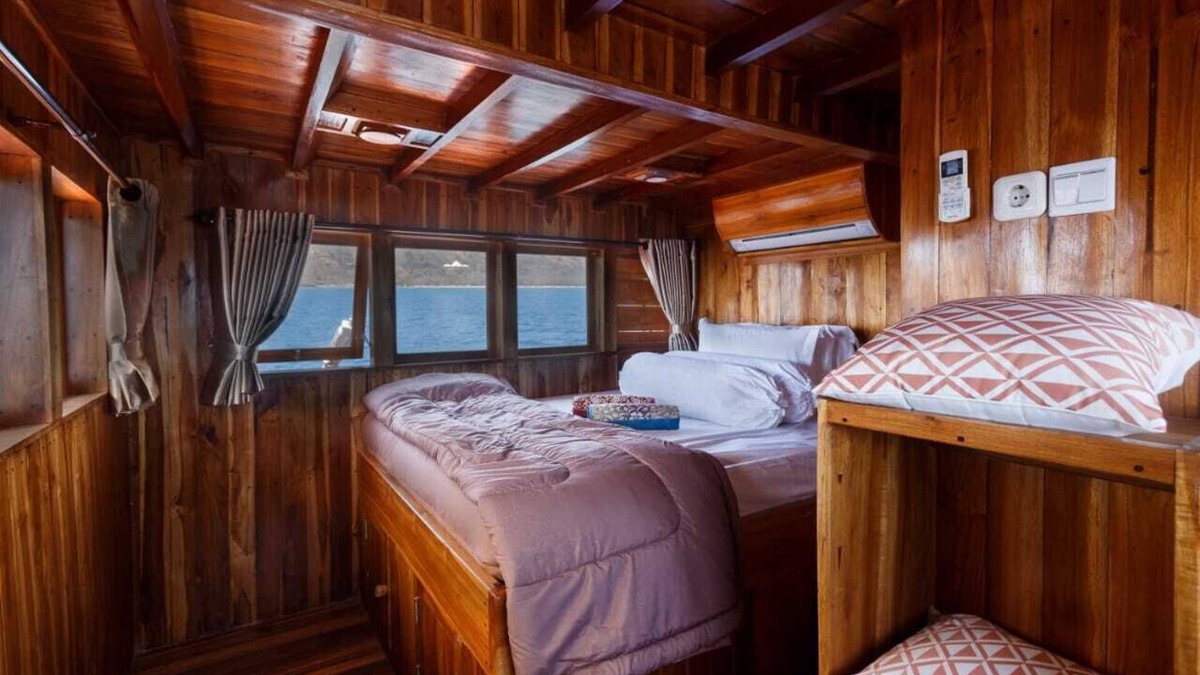 Labuan Bajo Boat Rental | Phinisi Hena Komodo Journey 4 Personer