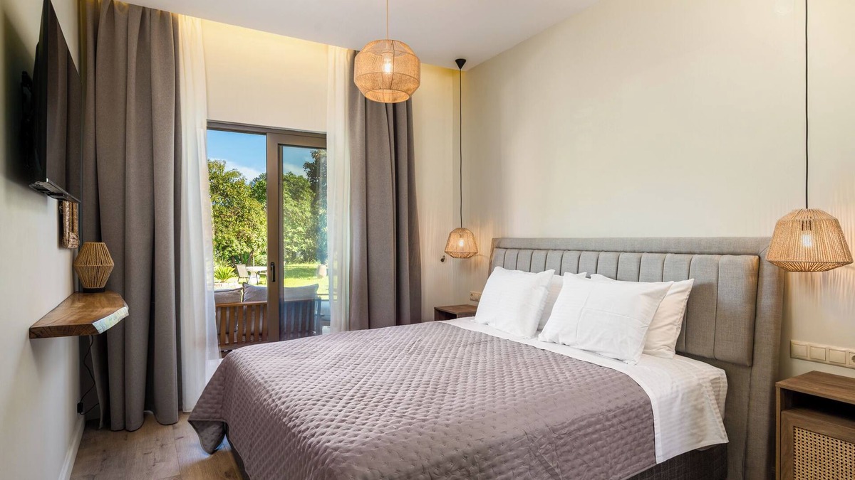 Ipsos Apartment | Phos Elegant Residences by Konnect, 400m to the beach - One Bedroom Apartment