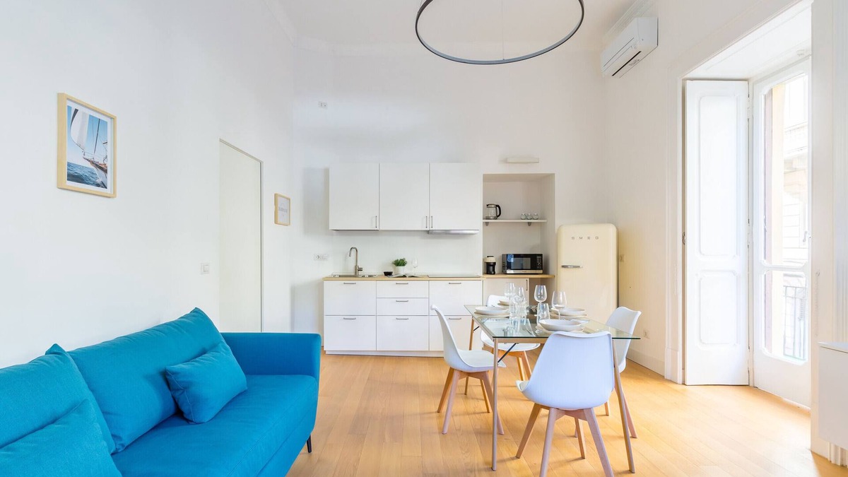 Chiaia Apartment | Piazza Amedeo Stylish Apartment by Wonderful Italy