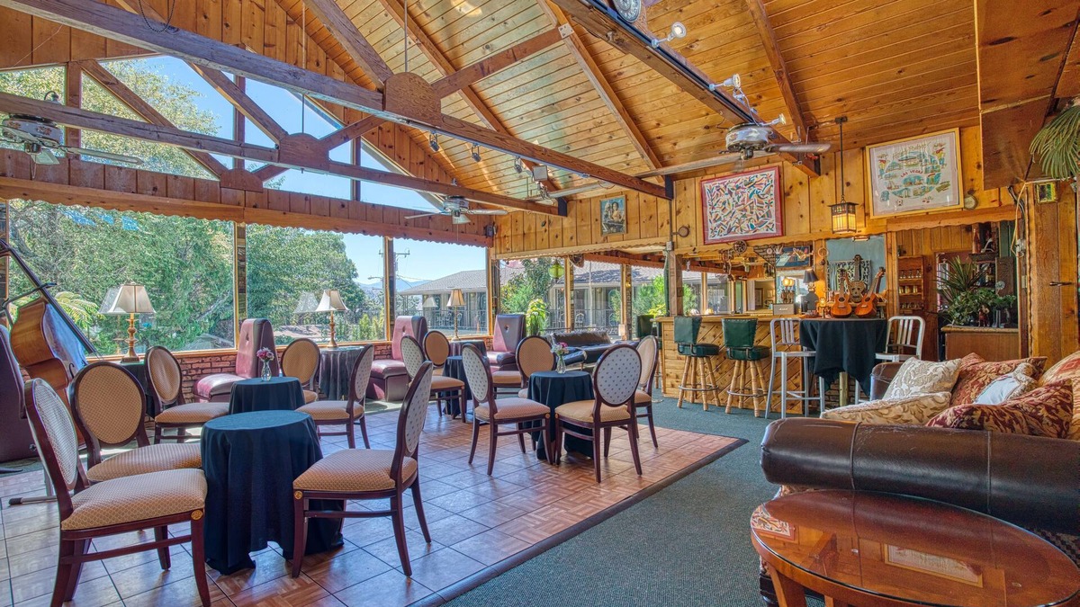 Kernville Hotel | Piazza's Pine Cone Inn