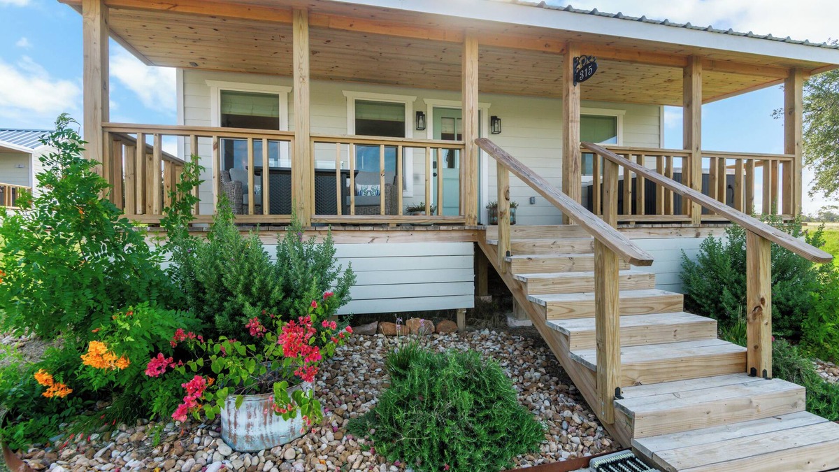 Fredericksburg Cottage | Pickleball cottage with private hot tub and firepit in the heart of wine country