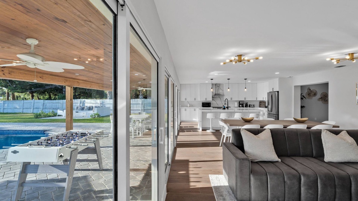 West Palm Beach House | Pickleball Court-Heated Pool-Fire Pit - 8 min to Beach - SAME DAY BOOKINGS!