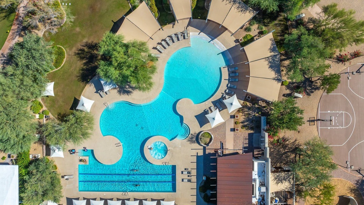 Desert Ridge Condo | Pickleball court & Huge Pool