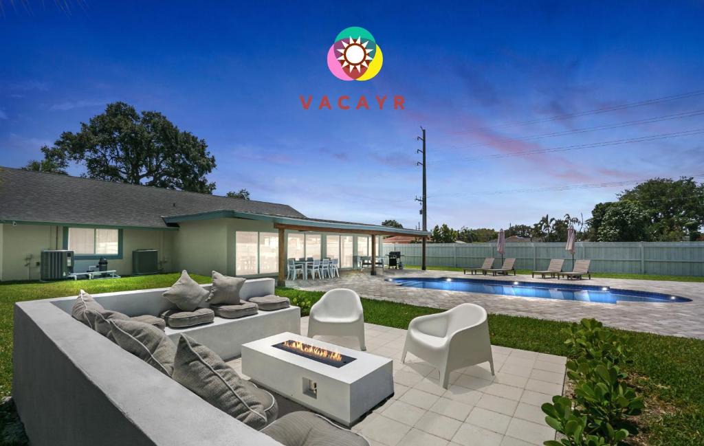 West Palm Beach House | Pickleball Court Heated Pool Fire-Pit (West Palm Beach) - 8 min to beach