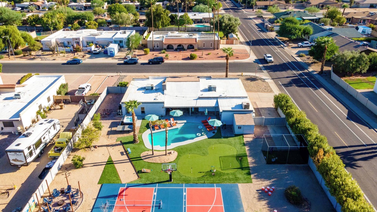 Thunderbird Desert Estates House | Pickleball, Pool, Arcade, Poker Table, Basketball, Bocce, & Golf | Fairway Oasis