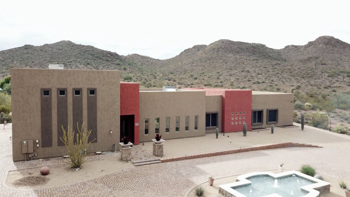 Apache Junction House | PICKLEBALL! Sleeps 22, 5800 FT, Private Oasis Estate,Pool, Fountains and Theater