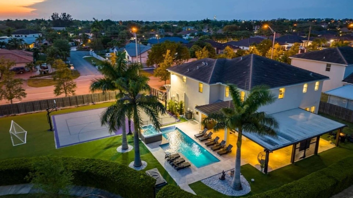 Ludlam House | Pickleball/Soccer Field/Pool