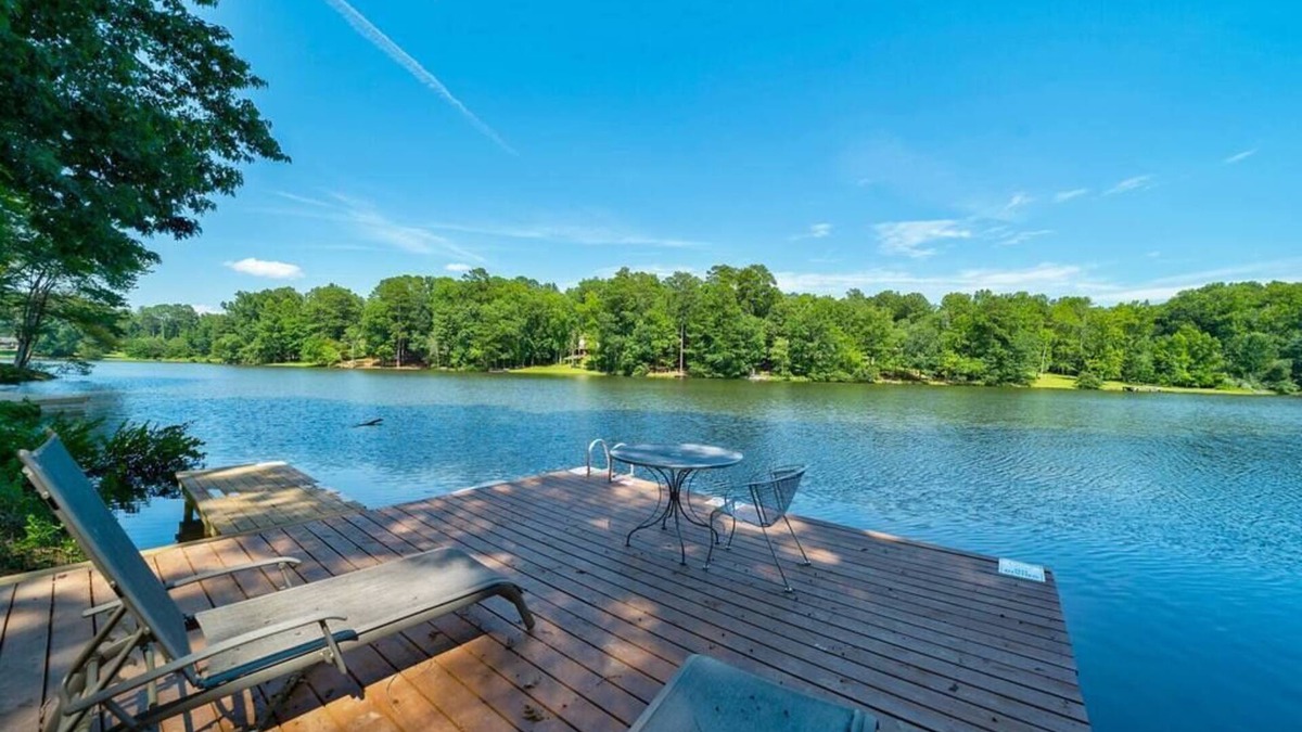 Conyers House | PICTURE Perfect Lake-Front Getaway