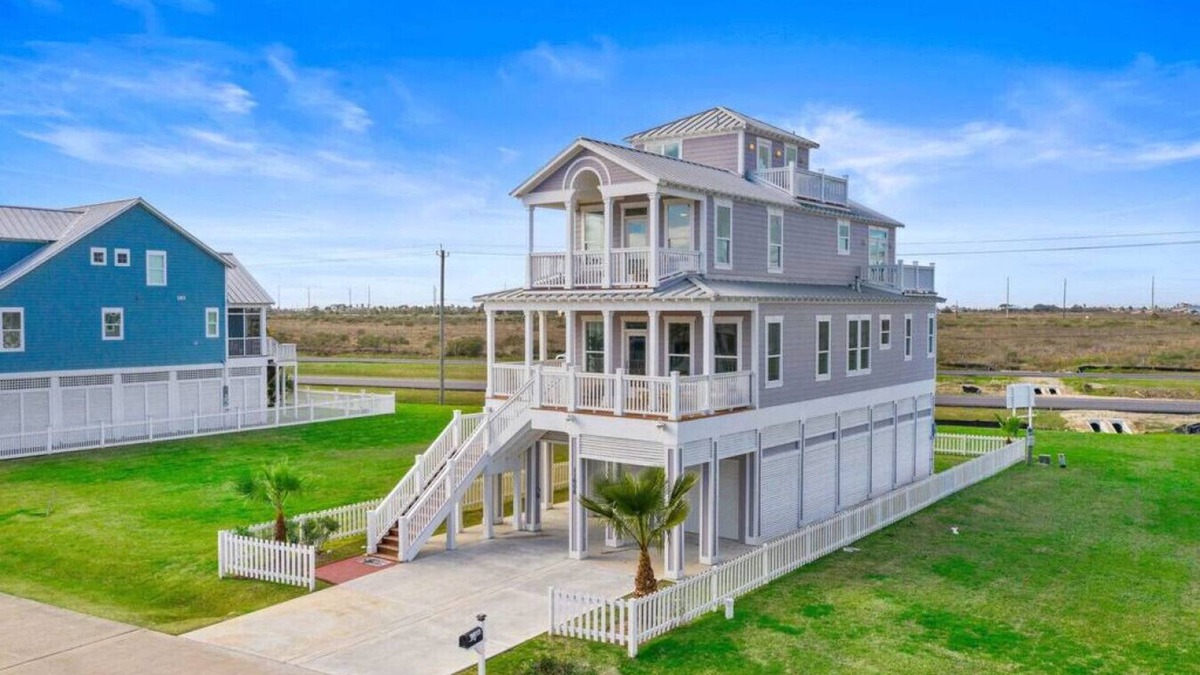 Galveston House | Picturesque Beach House Near the Beach
