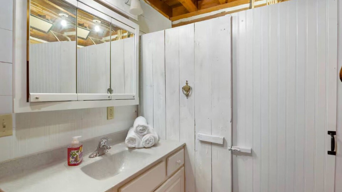 Mayfield Cabin | Picturesque Cabin ,Arcade, Fireplace