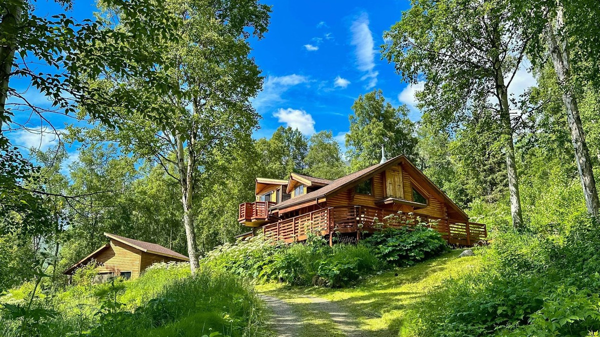 Eagle River House | Picturesque dog-friendly log cabin with stunning views and wood stove