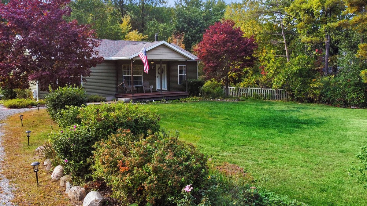 Silver Bay House | Picturesque Family Getaway: Close to Beach ~ Yard!