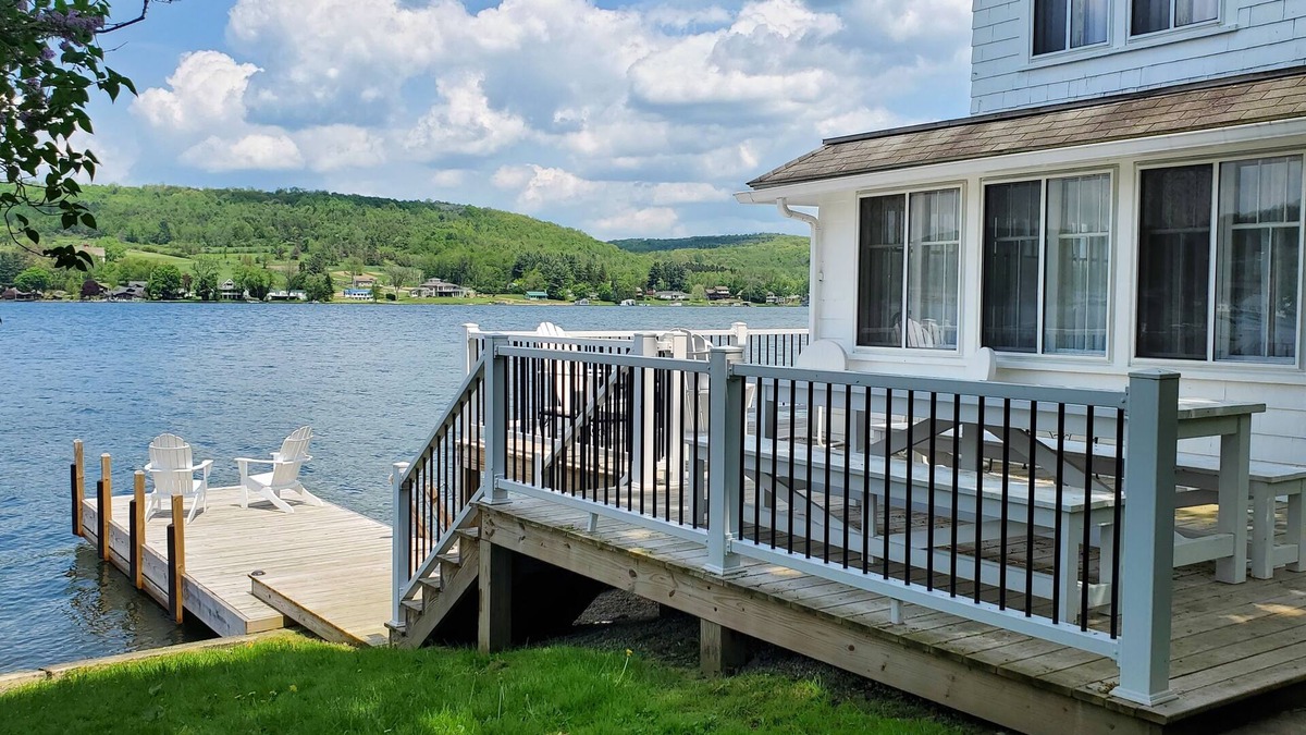 Cuba House | Picturesque Lakefront Cottage