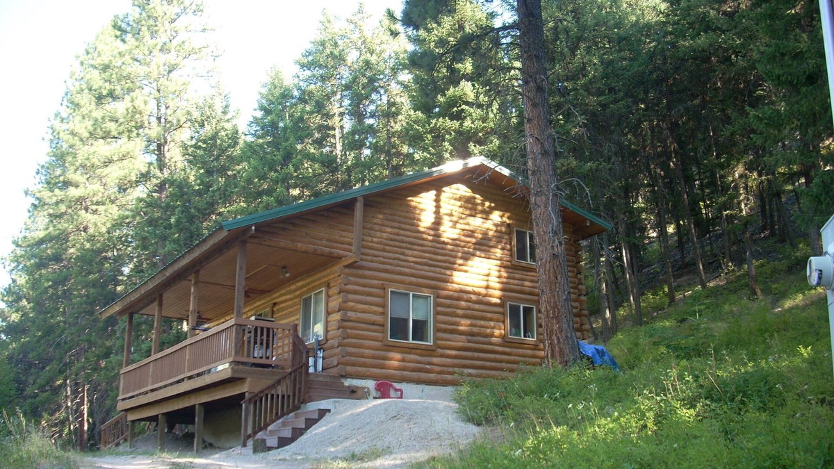 Huson Cabin | Picturesque Montana Log Cabin Overlooking the Nine Mile Creek