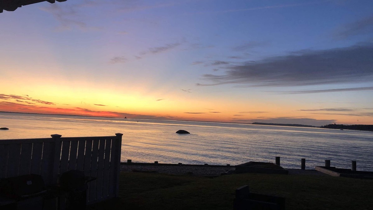 East Marion House | Picturesque Views Of Gardiners Bay/Shelter Island With Heated Waterfront Pool