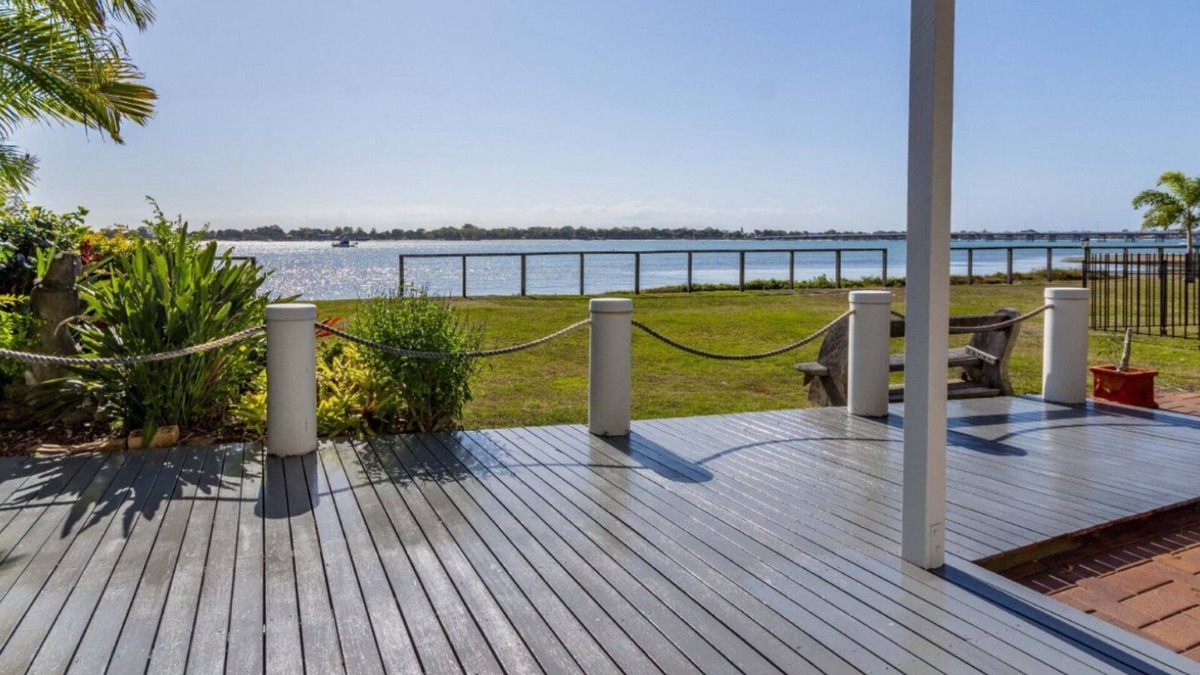 Sandstone Point House | Picturesque Water Views