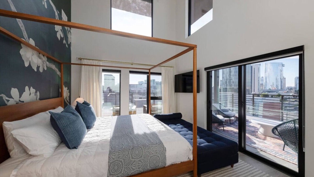 Sobro Apartment | Pie Town Penthouse - NYE Fireworks from the Balcony