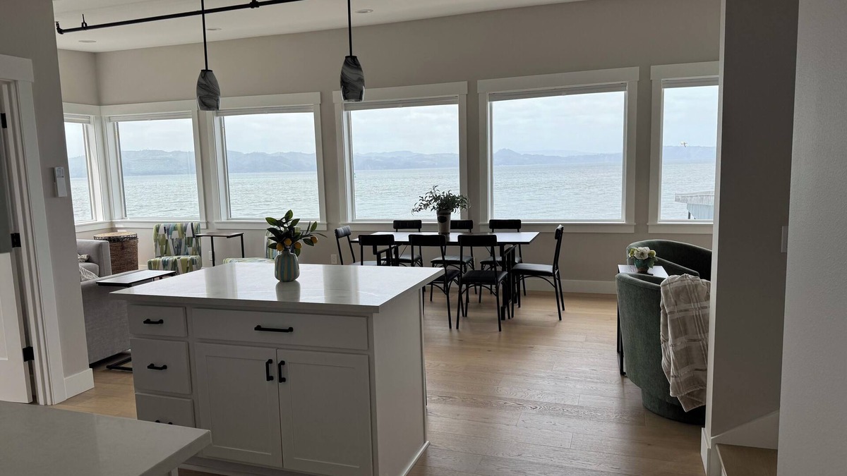 Astoria Apartment | Pier 11-VISTA….2nd Story Apartment with Panoramic views of the Columbia River!