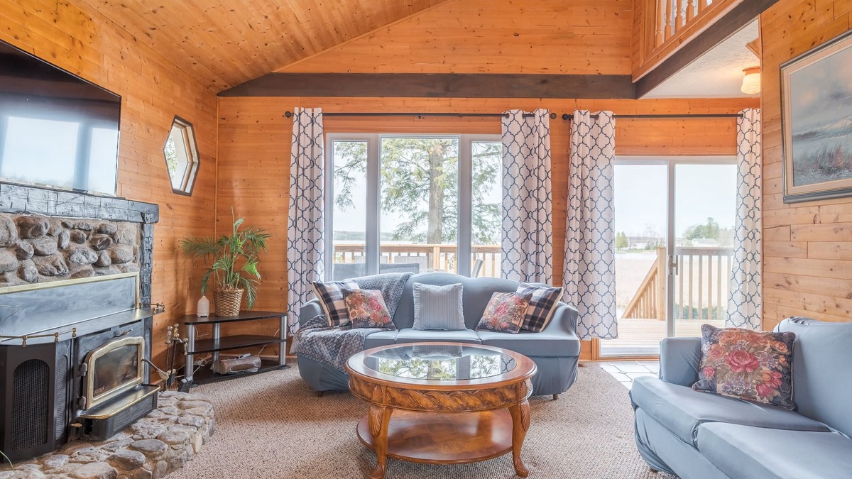 Selwyn Cottage | Pigeon Lake Lakefront Cottage