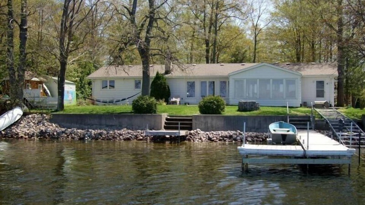 Gannon Village Cottage | Pigeon Lake Vacation Rental - Peterborough