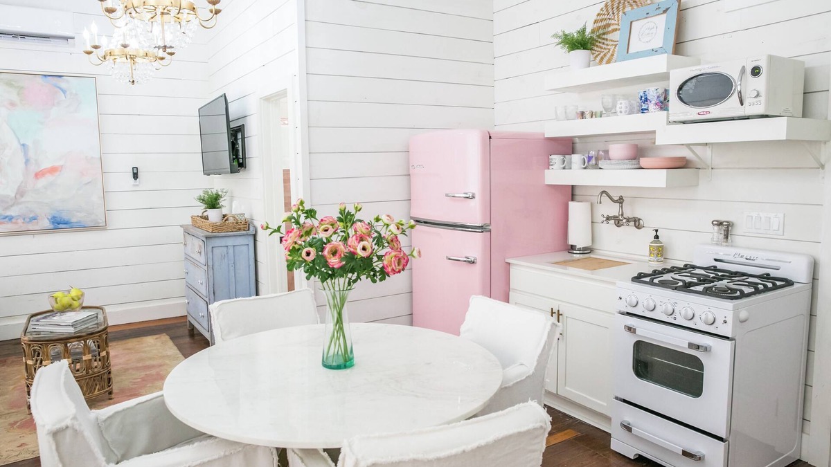 Burton House | "Pigs Fly" an Adorable Guest Suite in the Round Top Area