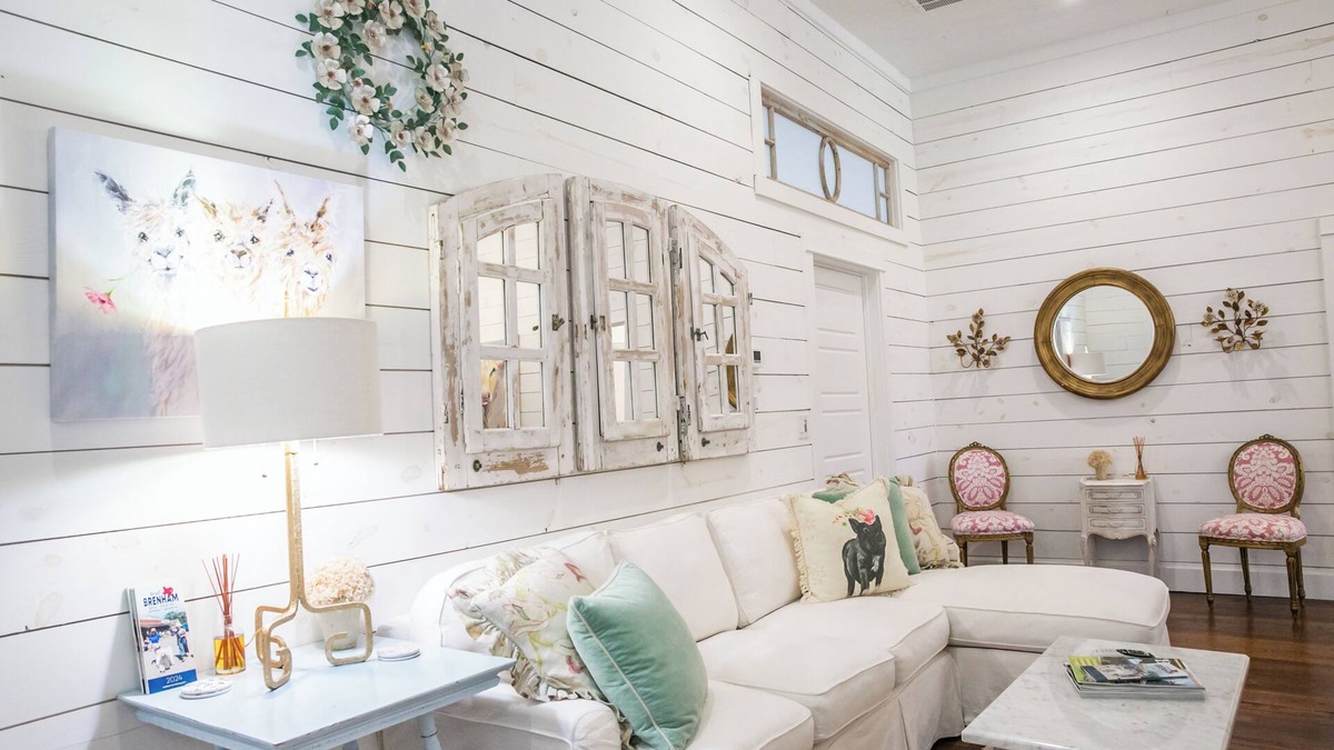 Burton House | Pigs Fly in Burton just minutes to Round Top Antiques Shopping and Dining