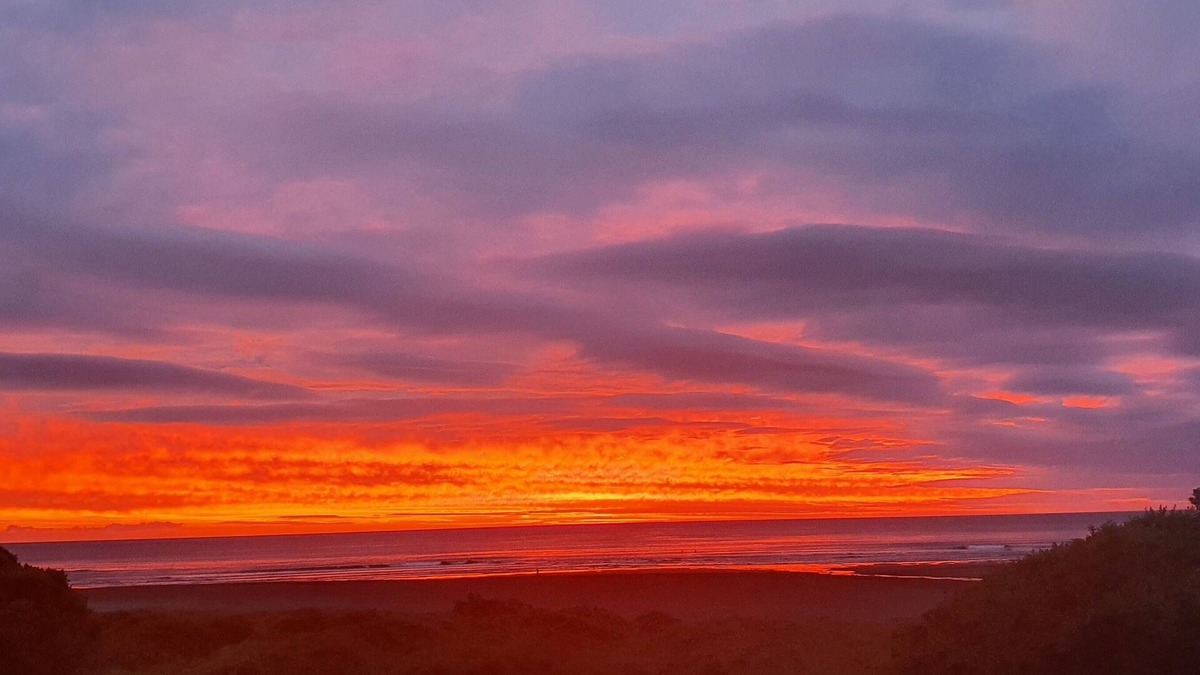 Piha House | Piha Beachfront Sunset and Surf Watch!