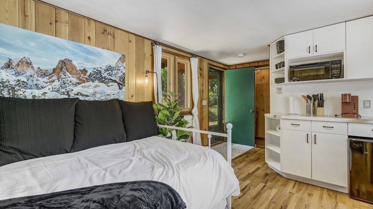 Cascade Apartment | Pikes Peak Stone Cottage | Hot Tub & Game Room