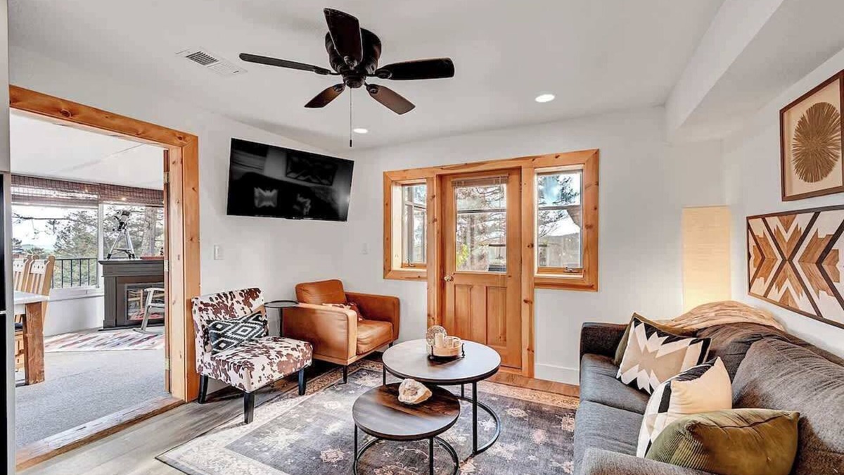 Richmond Hill Corridor House | Pike’s View Guesthouse-Mountain Cabin+Views+Serene