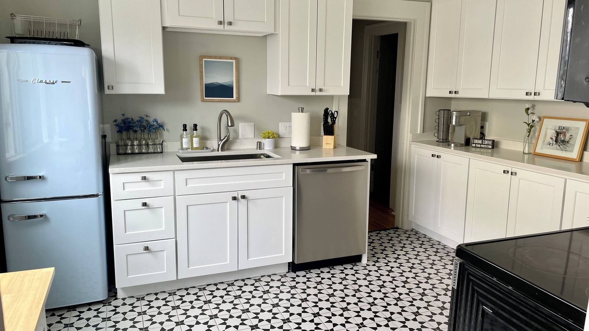 Everett Cottage | Pine Arch Cottage - a bright, airy, clean 2BR home near Everett Marina