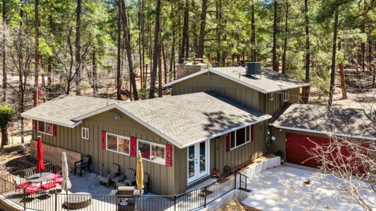 Groom Creek Cabin | Pine Cone Lodge - Fire Pit* BBQ* Ping Pong*