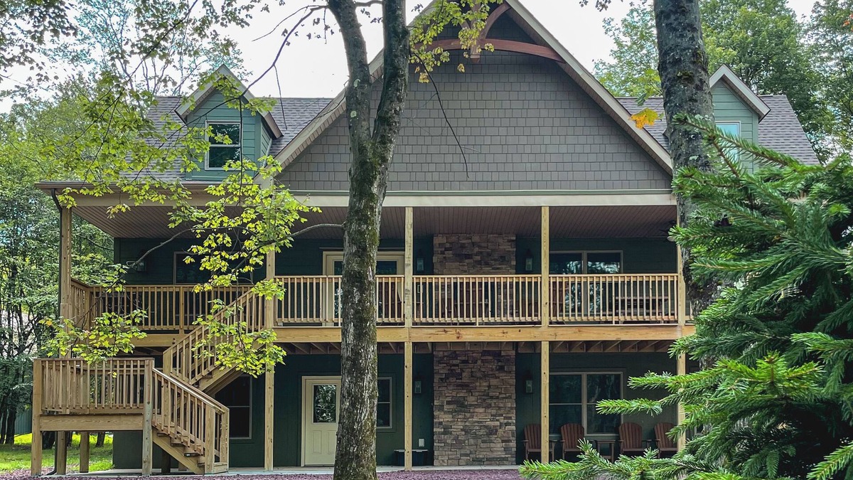 Lake Harmony Estates Ski Chalet | Pine Crest Lodge, 8BR 5BA Home with Large Yard, Fire Pit, & Private Hot Tub