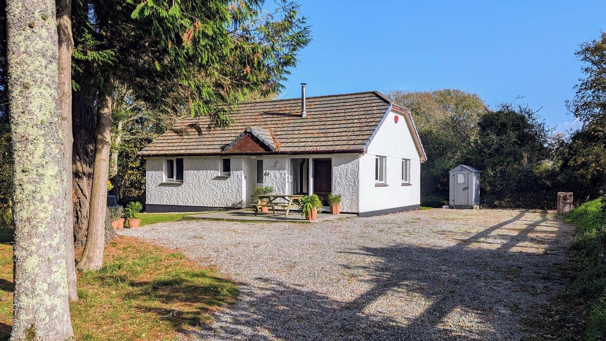 Goonhavern House | Pine Croft Cottage - sleeps 4, tucked away in the woodland, 5 minutes from beach