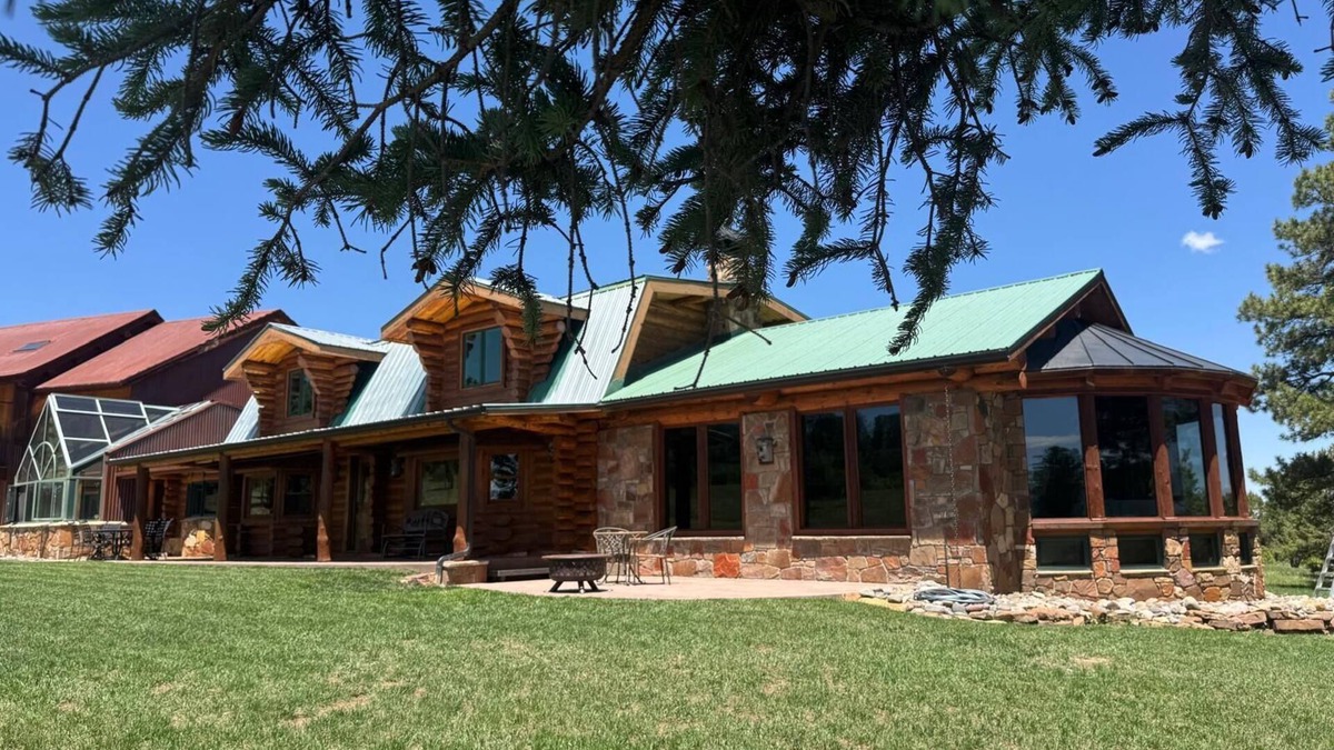 Ridgway House | Pine Grove Estate: Beautiful Log home on 40 acres with fantastic Mountain Views