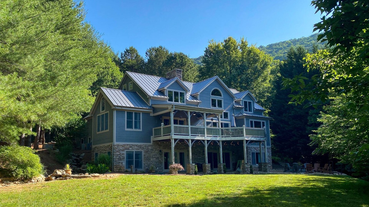 Fairview House | Pine Hollow | An Asheville Luxury Timber-Frame Home w/Hot Tub, Weddings, and More