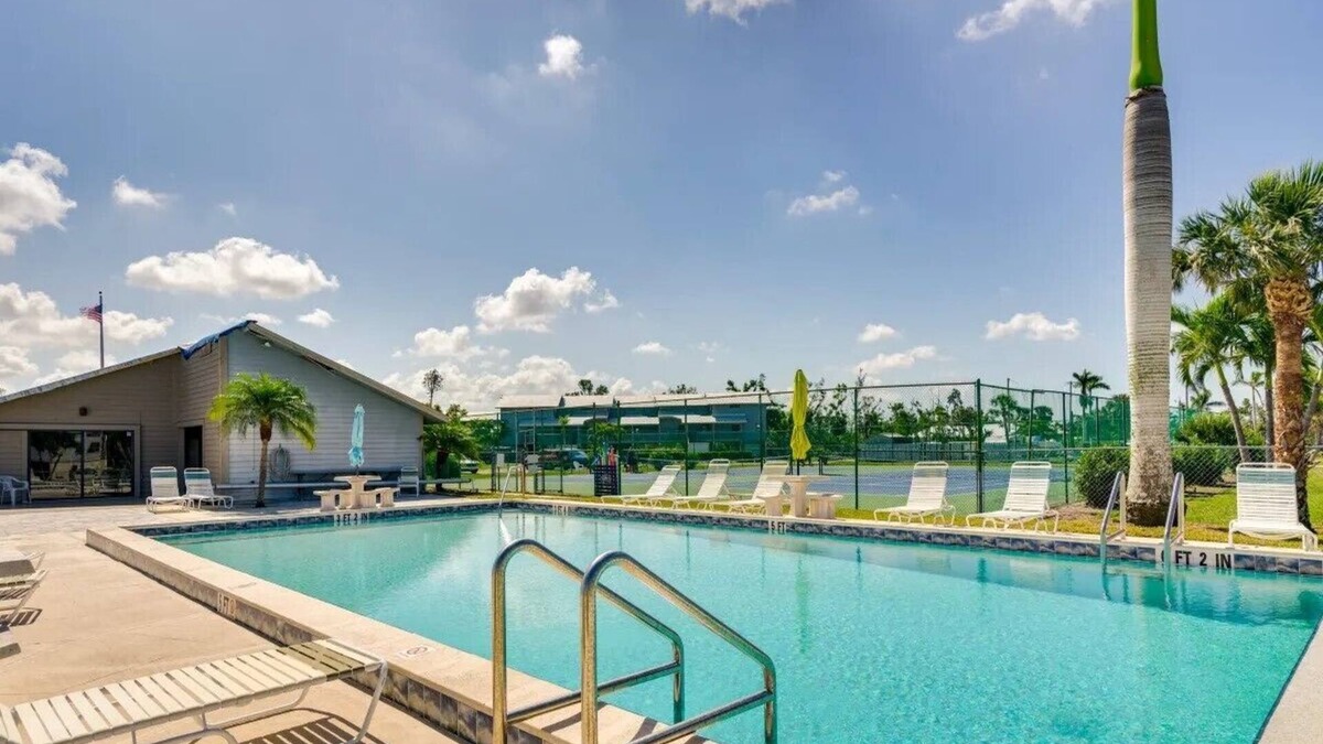 Pine Island Center House | Pine Island Breeze where you can relax, swim, fish, see dolphins and manatees!
