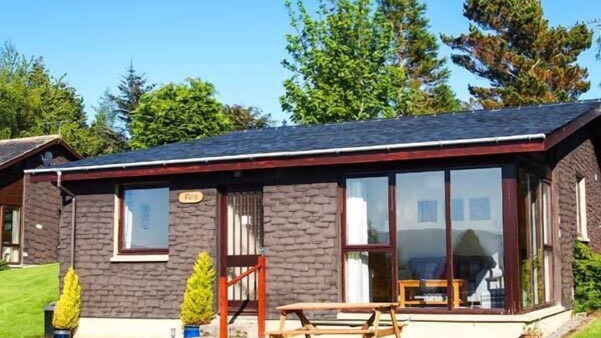 Dingwall Cottage | PINE LODGE, family friendly, with a garden in Culbokie