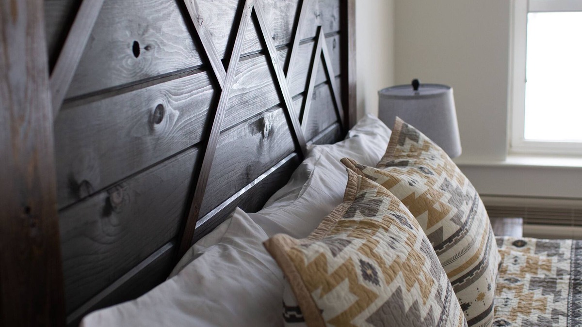 Encampment Hotel | Pine Lodge