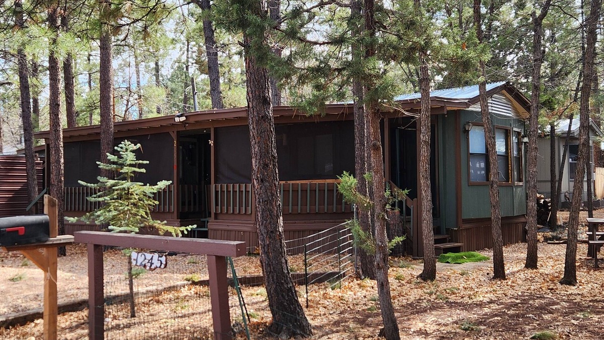 Pinetop House | Pine &Peaks Retreat Charming 1-Bedroom House with Casita sleeps 5 in Pinetop, AZ