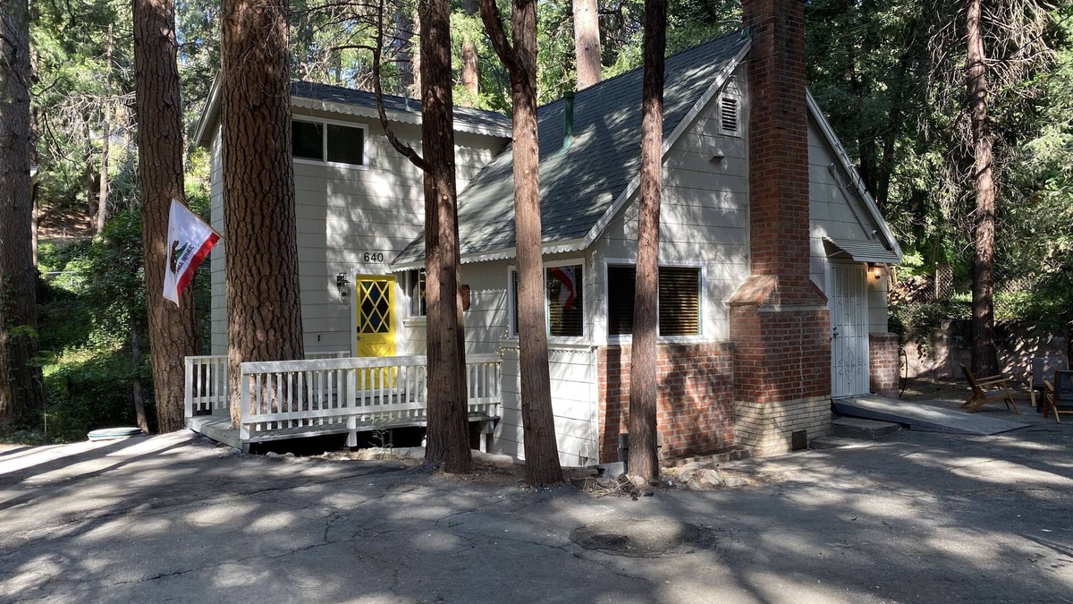 Crestline Cabin | Pine Tree Hideaway with flat property/parking
