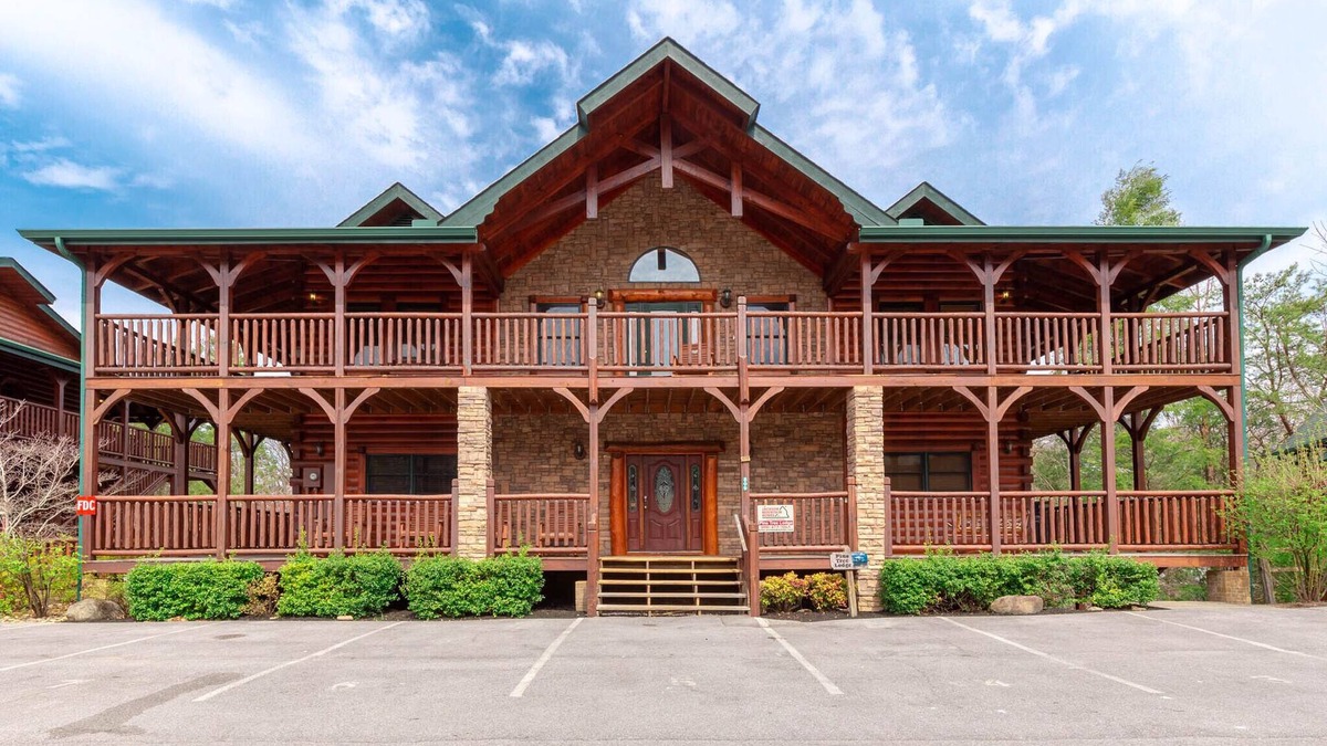Hemlock Hills Cabin | Pine Tree Lodge | Perfect for Reunions or Teams – Sleeps 36!