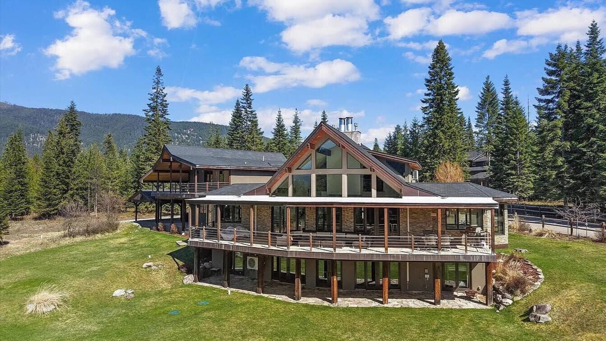 Trout Creek House | Pineapple Lodge Sleeps 25 With Guest House Sweeping Views Private Retreat.