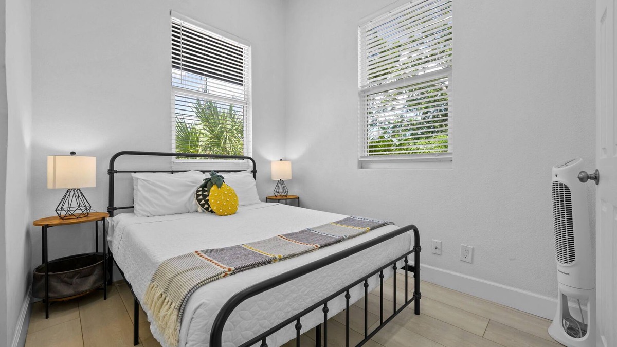 Gillespie Park Apartment | Pineapple Paradise #1 13 min to Beach Fire Pit