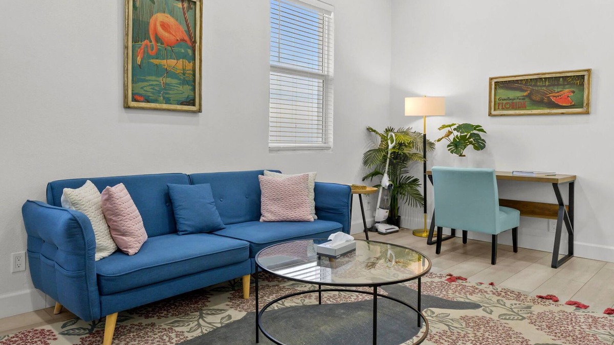 Gillespie Park Apartment | Pineapple Paradise #2 13 min to Beach Fire Pit